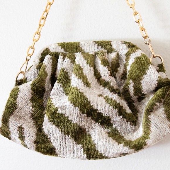 WOLF & WILLA Tiger Silk Pinup Bag - Picture 2 of 6